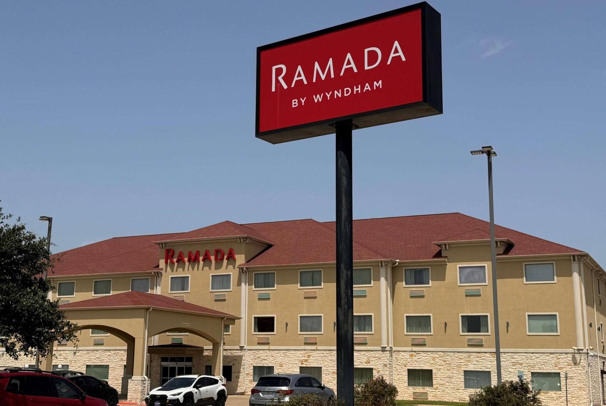 Ramada By Wyndham College Station Ξενοδοχείο Εξωτερικό φωτογραφία